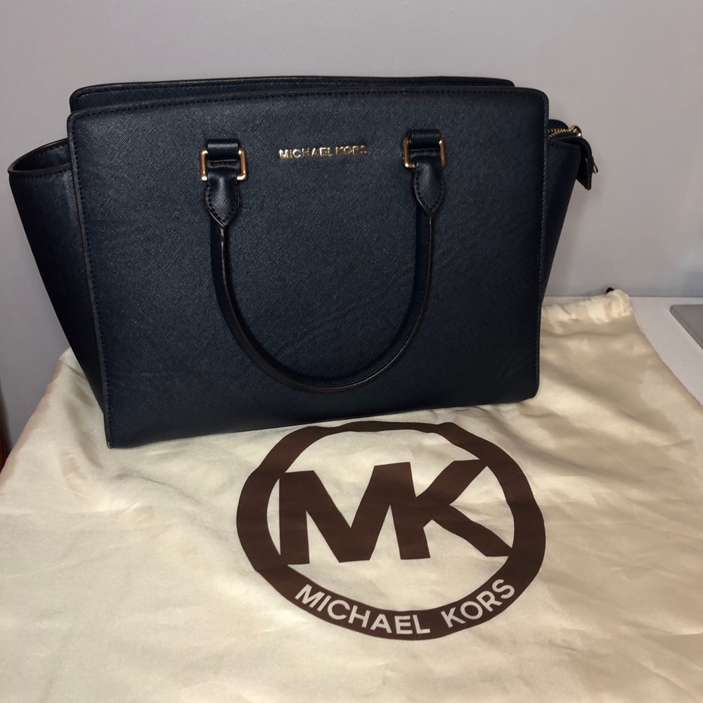 Micheal Kors Navy Selma satchel